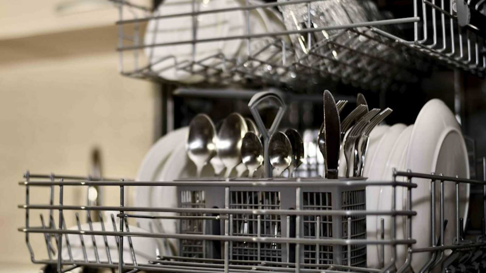 How to Clean Stainless Steel Naturally and Restore Its Shine